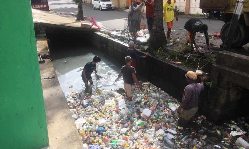 Instruksi Wali Kota Jadikan Parepare Bersih dan Asri, DLH Langsung Gerak Cepat Tangani Sampah di Drainase